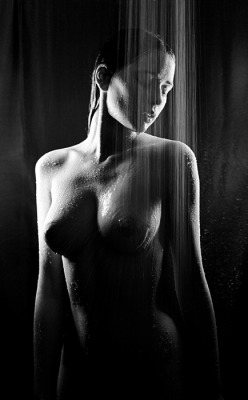 chelseachristian:  artizan3:                      Shower 6                         by                      MordsithCara                   Photographer/Editor: Edward HollandModel/MUA/Stylist: Chelsea Christian