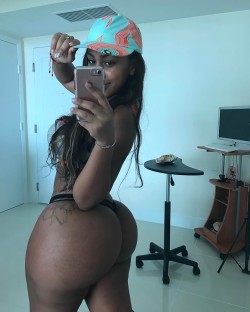 mirrored&ndash;reflections:  That’s some serious ass!