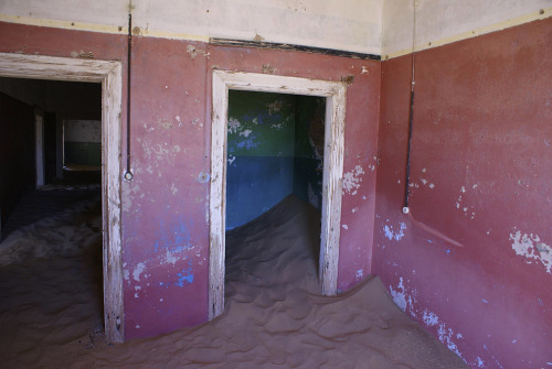 leighhecking:In southern Namibia, there is a ghost town named Kolmanskop that is slowly being taken 