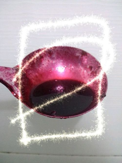 fouryearsofshades:口红纸 苑小苑 http://yxy723.taobao.com/The gist of making lip-stain paper (?)1. boiled (