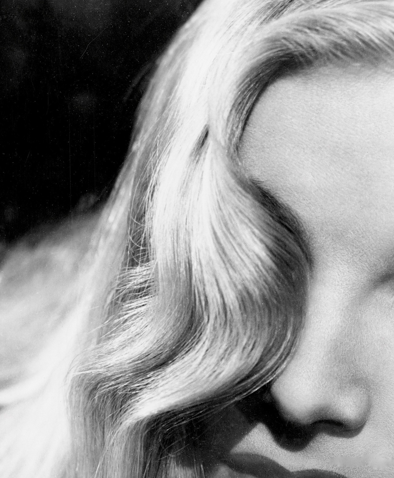 summers-in-hollywood: A publicity portrait of Veronica Lake featuring her famous