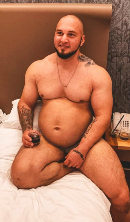 bigbellyboiz:  Great muscle belly.   When’s he due?