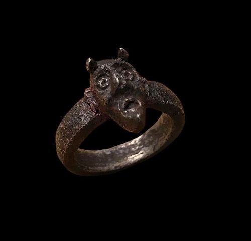 -Devil ring-*Available, please DM if interested* -Material: Shibuichi (copper/silver) -Size: 12us 