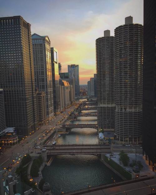 Breathtaking views #chicago #sunset #chicagoriver #igerschicago #vscocamgallery #vscocamfeature #vsc