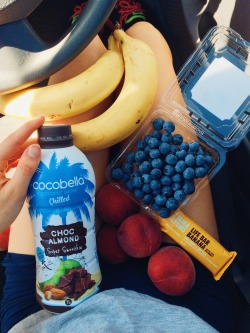 annietarasova:  Running errands alllllll day 🏃🏽 This is my dinner on-the-go… 🙄 Choc almond smoothie, banana bar, peaches, blueberries and bananas 🙃 #vegan   IG: @annietarasova