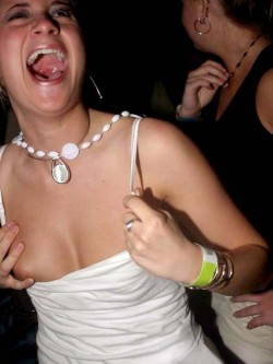 More nip slips and pussy slips pics at http://pussyslip.tumblr.com/