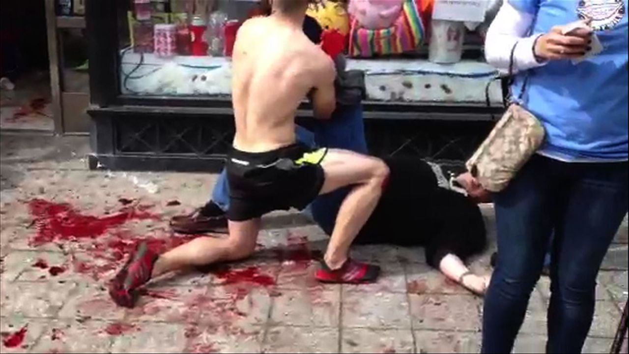 Horror. Un hombre con lesiones es retirado de la zona de la explosión. Varios atletas fueron heridos. (AFP)