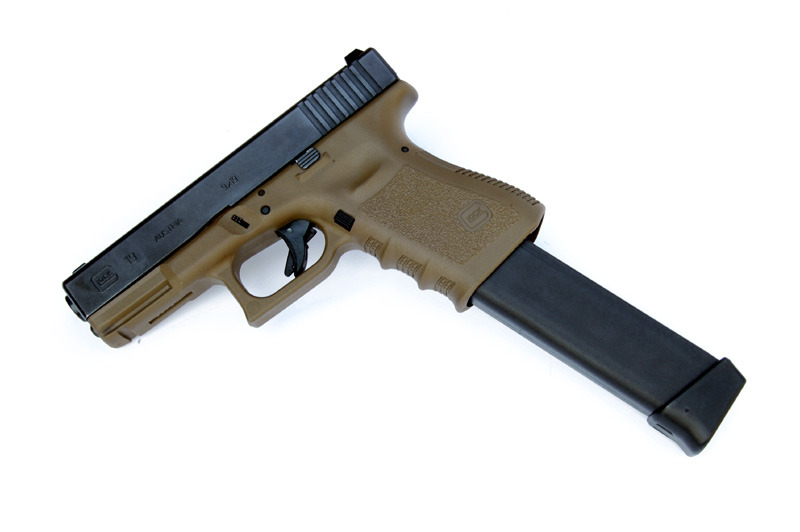 hotdogsandwiches:  Beretta 92F and gen 3 Glock 19 NS. Glock’s “OD” frame is