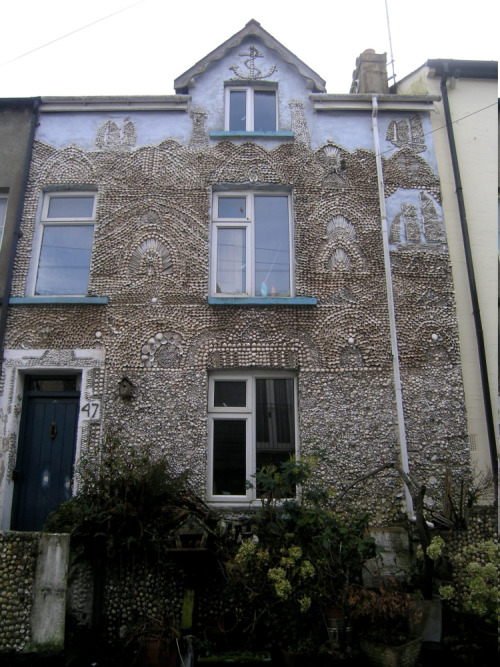 Left shellshocked by the outside of this house? Wait till you see what the owner has done with the inside…
http://metro.co.uk/2013/01/21/shellshocked-devon-home-covered-in-shells-sells-for-120000-3360571/