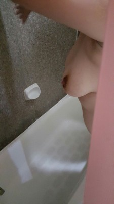 houstonnaughycpl:  Cleaning up after last night’s fun at a hotel. I would love to see my wife take on another man’s huge cock. REBLOG if you would dick down my wife.  We are on KIK newhtowncouple