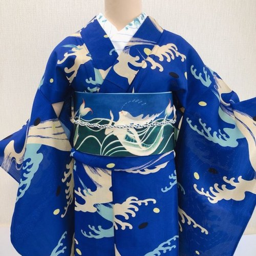 tanuki-kimono:Dynamic waves summer kimono paired with a cheeky mermaid obi (fresh outfit seen on)