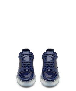 overdeauxis:  Balenciaga low top. Sneakerboy.com