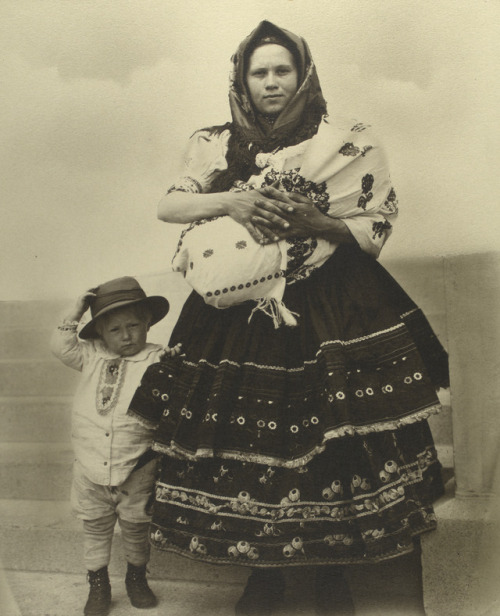 EllisIsland Immigrantsca. 1905–14Photographer: Augustus F. Sherman(American; 1865–1925)