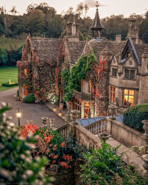 legendary-scholar:  Castle Combe is a quintessentially