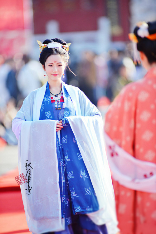 traditional chinese fashion, hanfu. 中华礼乐大会现场图. Photo: 秋月半弯