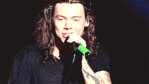 superrezzy00: harrystylesgotmefuckedup:drag me down - otra. @honeychicana his lil smile in the third