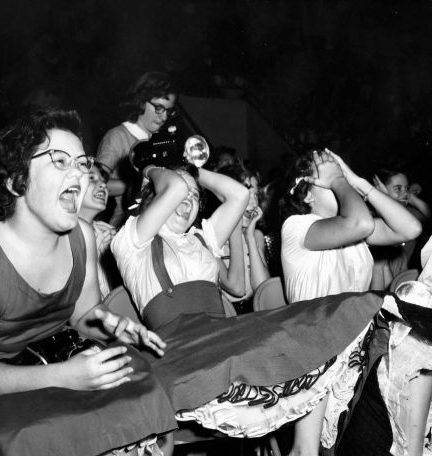 elvis-is-better-than-you:  graceland1962:  courtslosinit:  Elvis Fans  Those chicks