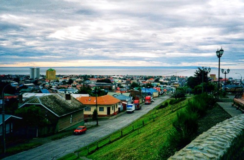 Vista a la ciudad, estrecho de Magallanes y la Isla Grande de Tierra del Fuego allá, Punta Arenas, C