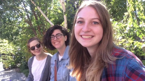 queertvcharacter:This is fake, we’re mean and don’t smile. @lesbianscullys @lorellaigilmore