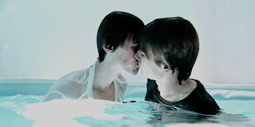stardefiant:evak + 3 times even totally had his hands on isak’s waist