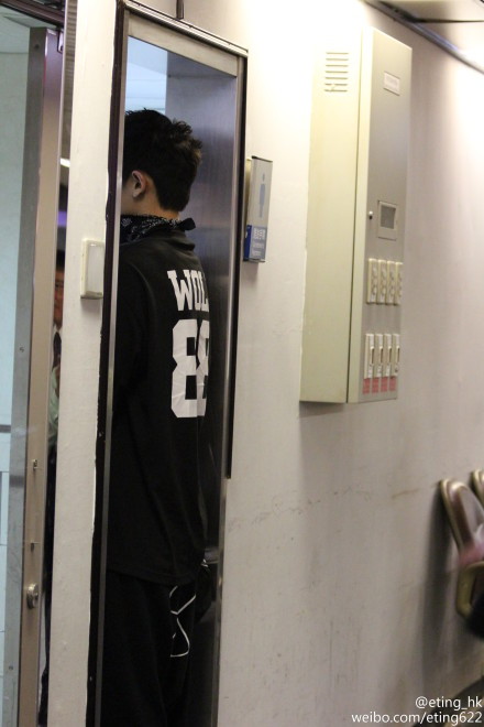 12exoterrestrials:  There were too many fans outside the toilet so Chanyeol placed himself at the door so that fans couldn’t take any photos of his members inside. Sweet. cr. eting_hk 