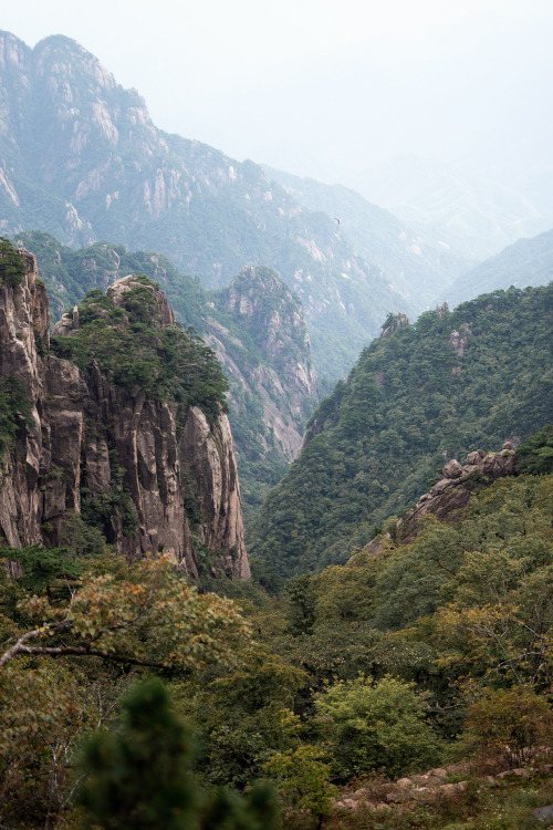 weekend trip from shanghai to huangshan:we took the yuping (jade screen) cable car up to the essenti