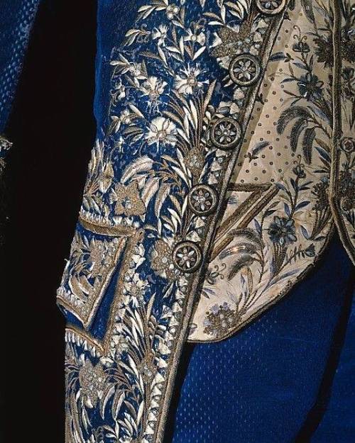 petermorwood:zhuanghongru:Handmade embroidery on European men’s clothing in the 18th centuryBl