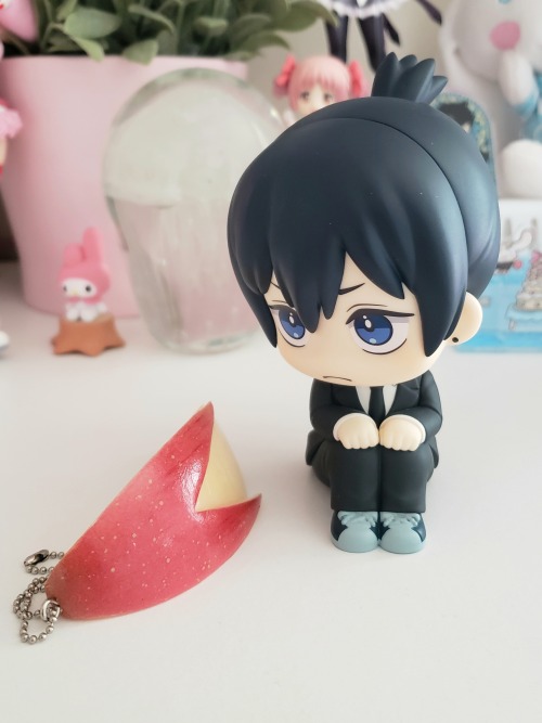 PLS WHERE DID YOU GET THAT APPLE KEYCHAIN ITS SO CUTE