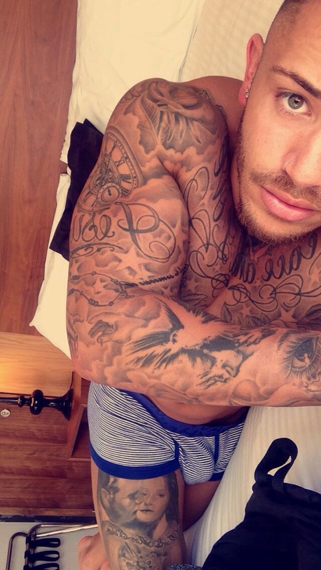 snapchatsfinestdudes:  Ashley Cain. Dick aint big but THAT ASS