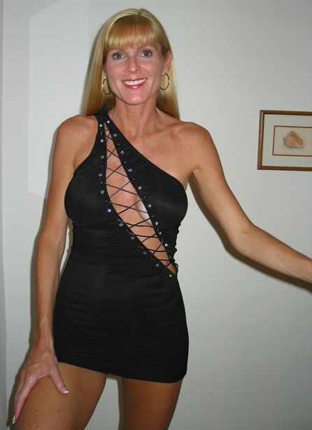 indecent-moms:  beautifulwives:  See more beautiful women doing the things they like to do at www.beautifulwives.tumblr.com.   Reblog… Follow… Submit photos… Share…   