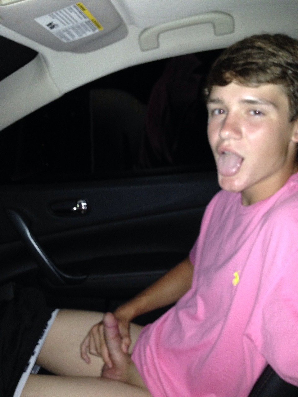 snapchathotguys:  Follow me for more hot straight guys: http://snapchathotguys.tumblr.com