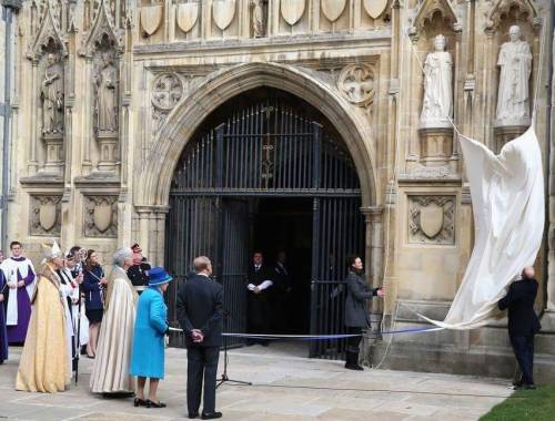 La Regina che inaugura la sua statua (e del suo real consorte) fuori dalla cattedrale di Canterbury.