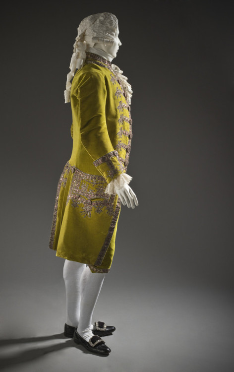 lookingbackatfashionhistory:• Man’s Suit.Place of origin: FranceDate: 1780-1785Medium: Coat and bree