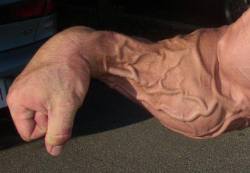 roidedandropig:  musclerod8888:  Some great ol grainy vascular muscle here  Roided n Popping