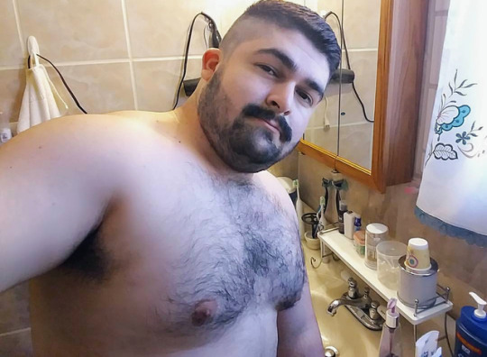 bear-hairy:  Déjanos tu comentario 🐻 . Rebloguea y comparte el contenido si te gustan las fotos. #Bear_Hairy