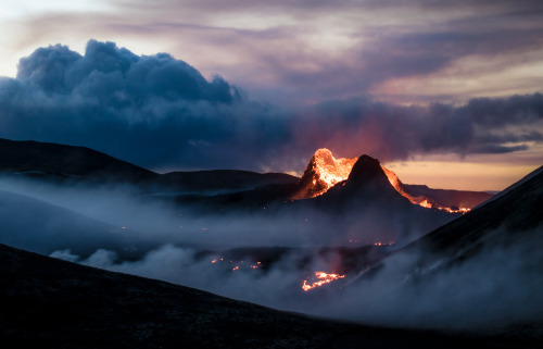 oneshotolive:  Calming down just seconds after having been a 300+ meter high lava geyser - Fagradalsfjall, Iceland [OC] 2059x1320 📷: Signefotar 