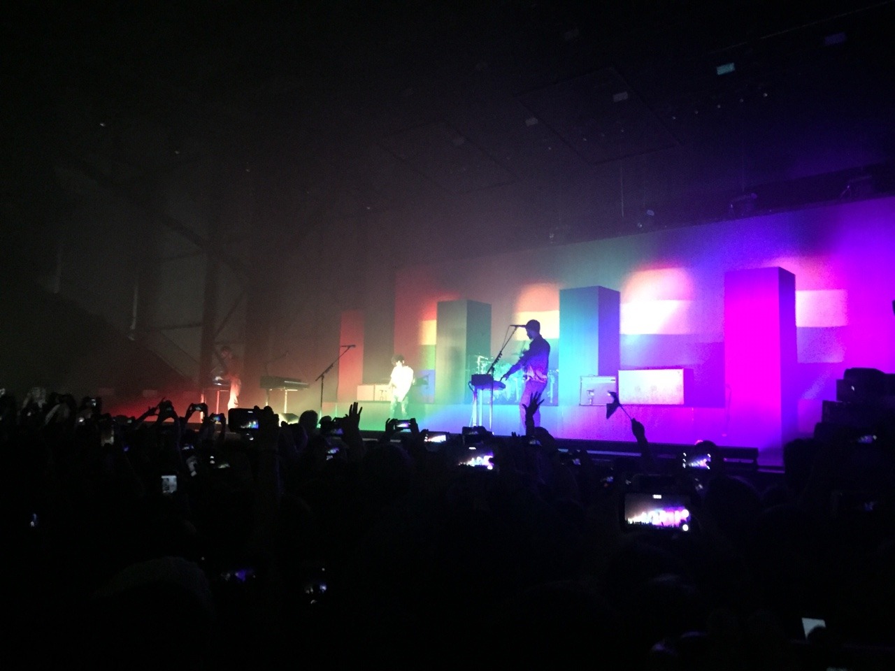 lovekn0wsnogender:  The 1975 supporting LOVE last night