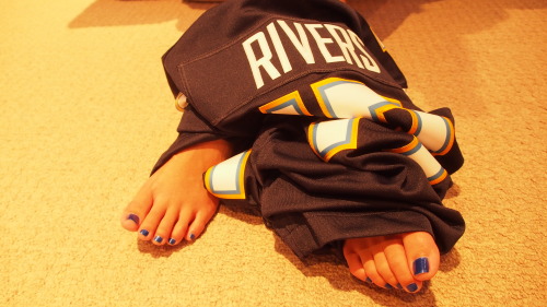 buntoes:  fade to black…last ever game as a san diego charger – R.I.P my team. (and please remember to these size 5′s responsibly ;p)