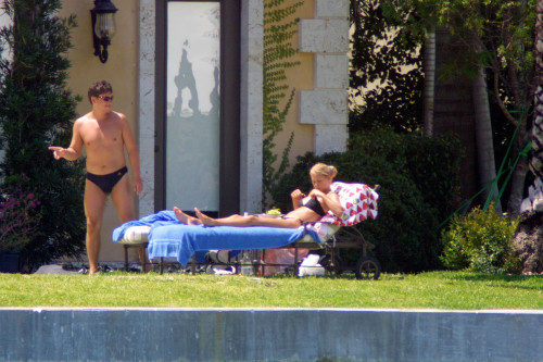 toplessbeachcelebs:  Anna Kournikova (Tennis Player) sunbathing topless in Miami (April 2001) Here’s a Flash From the Past: 19 year old tennis star Anna Kournikova tanning topless! These classic paparazzi photos have just surfaced in high quality (as