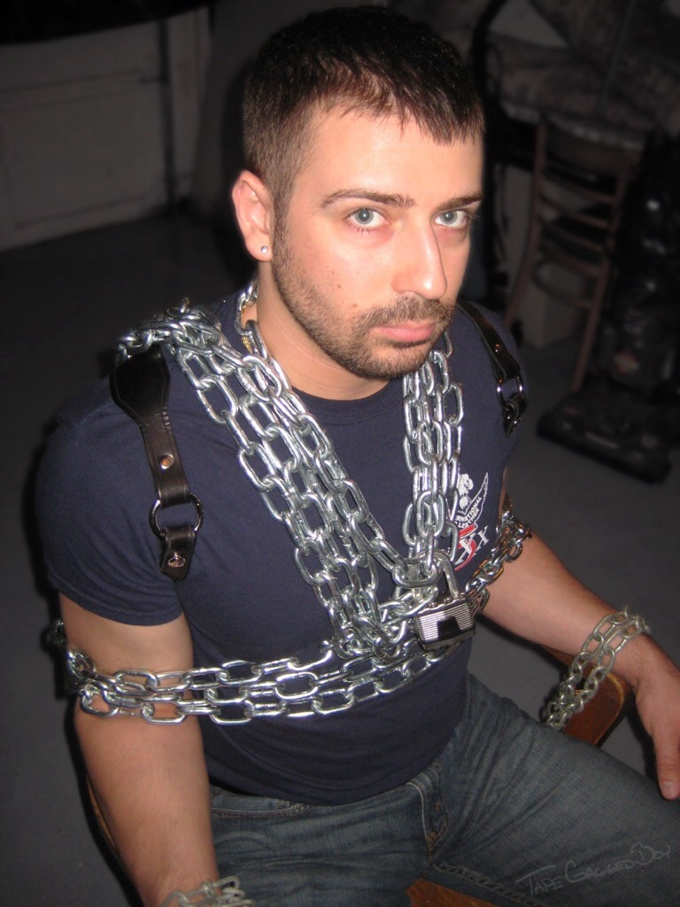 bondageforthebigman:  Needs more chain. 