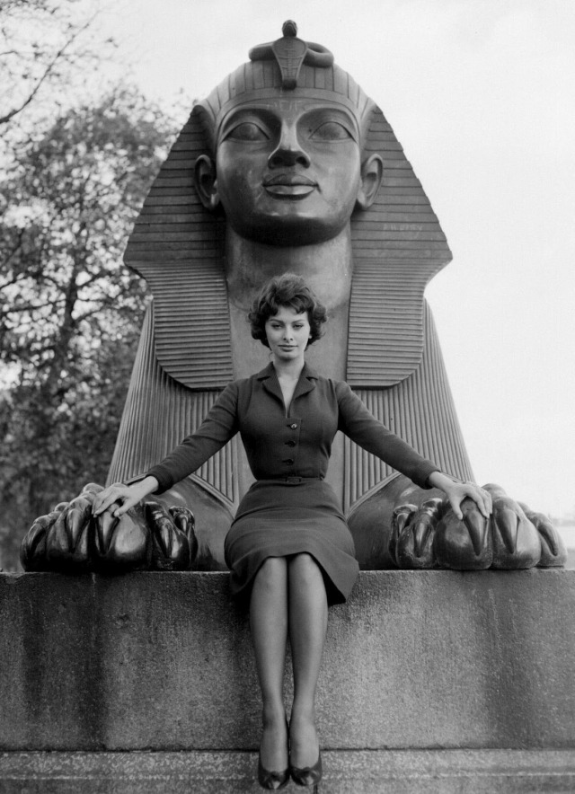Sophia Loren sitting in Front of Sphinx on the Thames