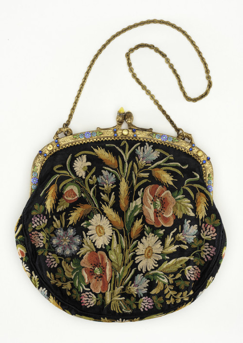 Woman’s Handbag, France, circa 1930. SIlk embroidery, gilded metal.