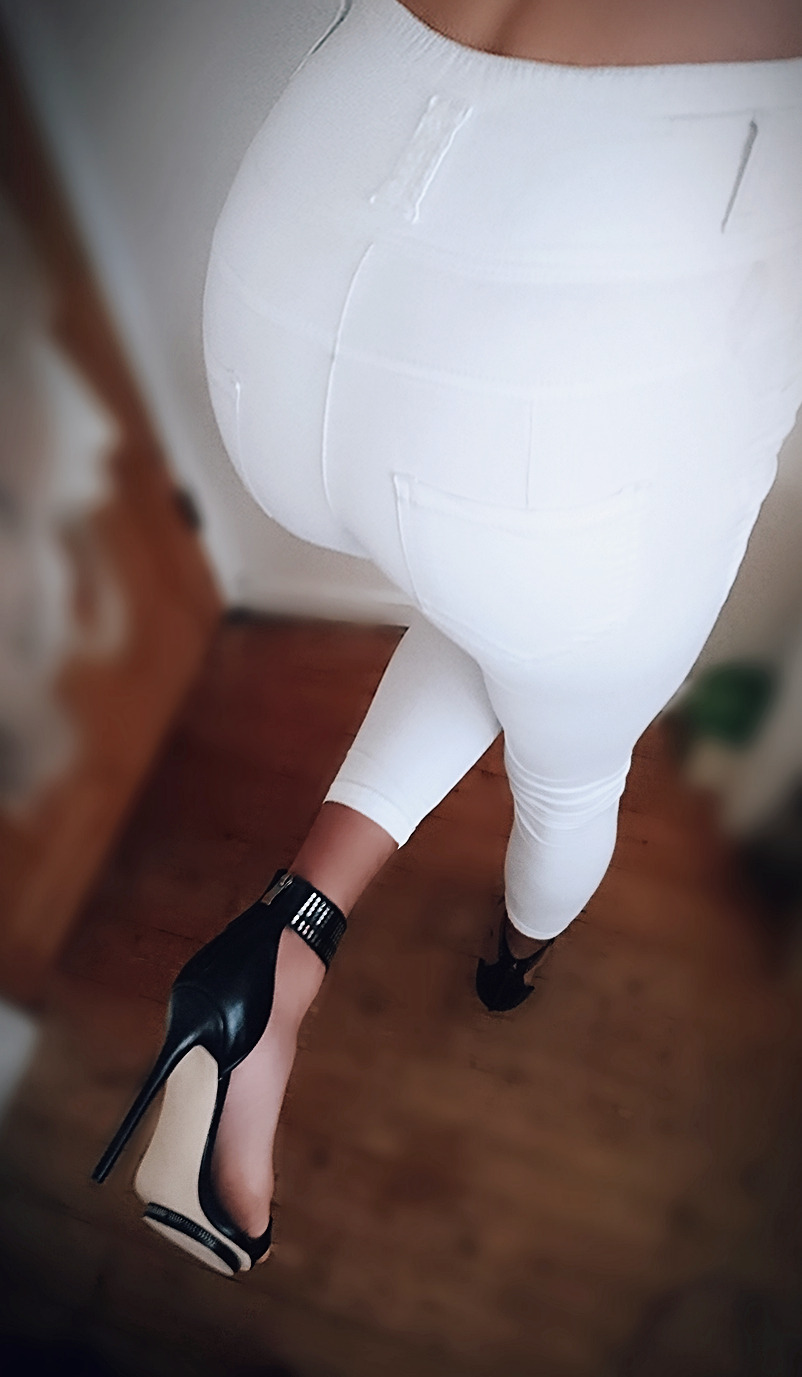 aphroditesissyxoxo:  Love these heels with these white jeans. Shame my cage makes