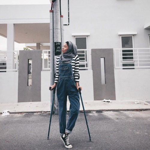 A photoset about onelegged girl who prefers to wear converse sneakers on her only leg