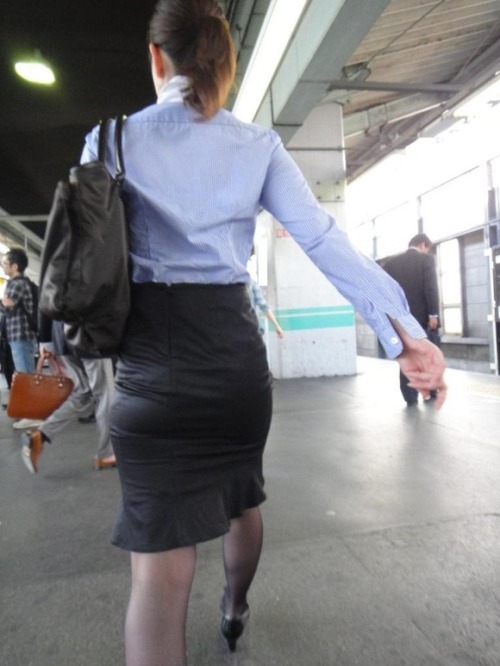 むっちりスーツのお尻を見ていたら、叩きたくなりませんか？ / 変態連合