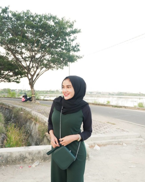 kissbabyskyz: kissbabyskyz: modaldapdap:  aweksharingpadu: Milf body baik Melentik betul milf ni  Se