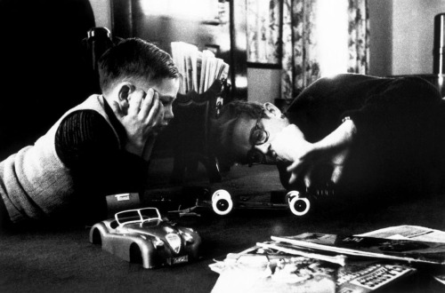 funjoke:Dennis Stock - James Dean with his cousin Markie, Fairmount, Indiana, 1955.