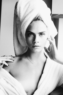 m-a-g-n-e-t-i-c-e-y-e-s:Cara Delevingne