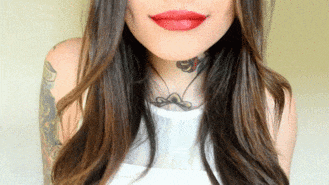 hellojewelsharee:  I <3 red lipstick :) 