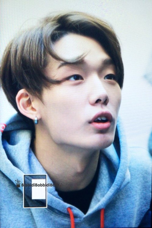 ikon-global: 160109 Bobby @ AK Plaza Fansign© BibbidiBobbidiBoo | DO NOT edit.